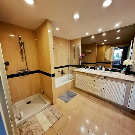 In Gvadalpin 5 Stars Hotel, With Big Terrace アパート