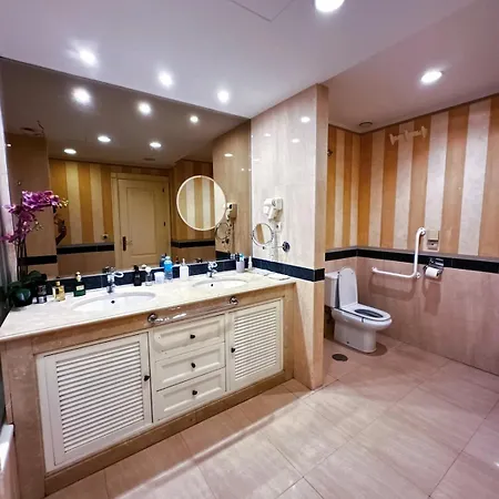 In Gvadalpin 5 Stars Hotel, With Big Terrace 公寓 马尔韦利亚